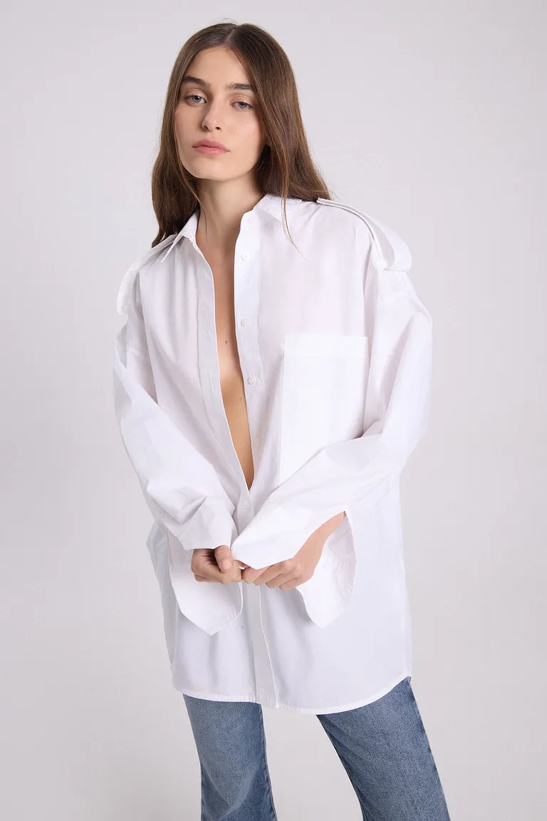 Camisa blanca oversize con detalles utilitarios de Maria Cher en Camisas para argentina