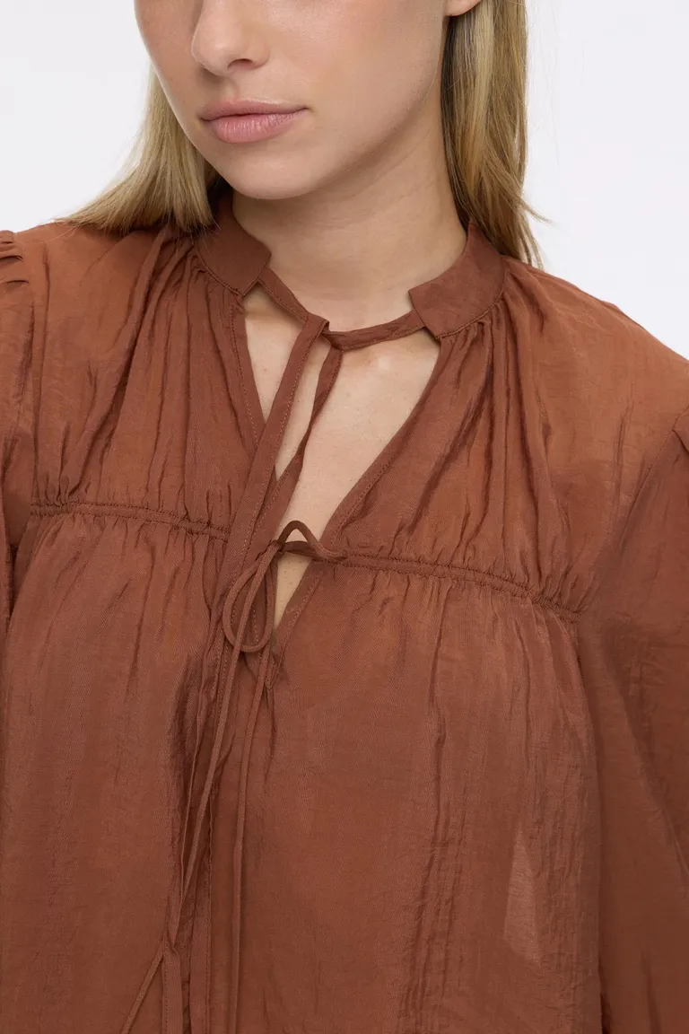 Blusa de mangas largas con escote regulable y puños ajustados de Cuesta Blanca en Blusas para argentina