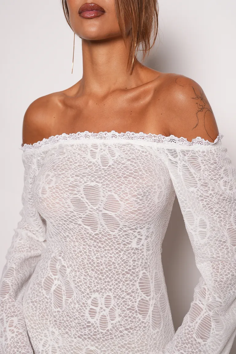 Vestido de encaje traslúcido con escote strapless y mangas largas de Top White en Vestidos para argentina