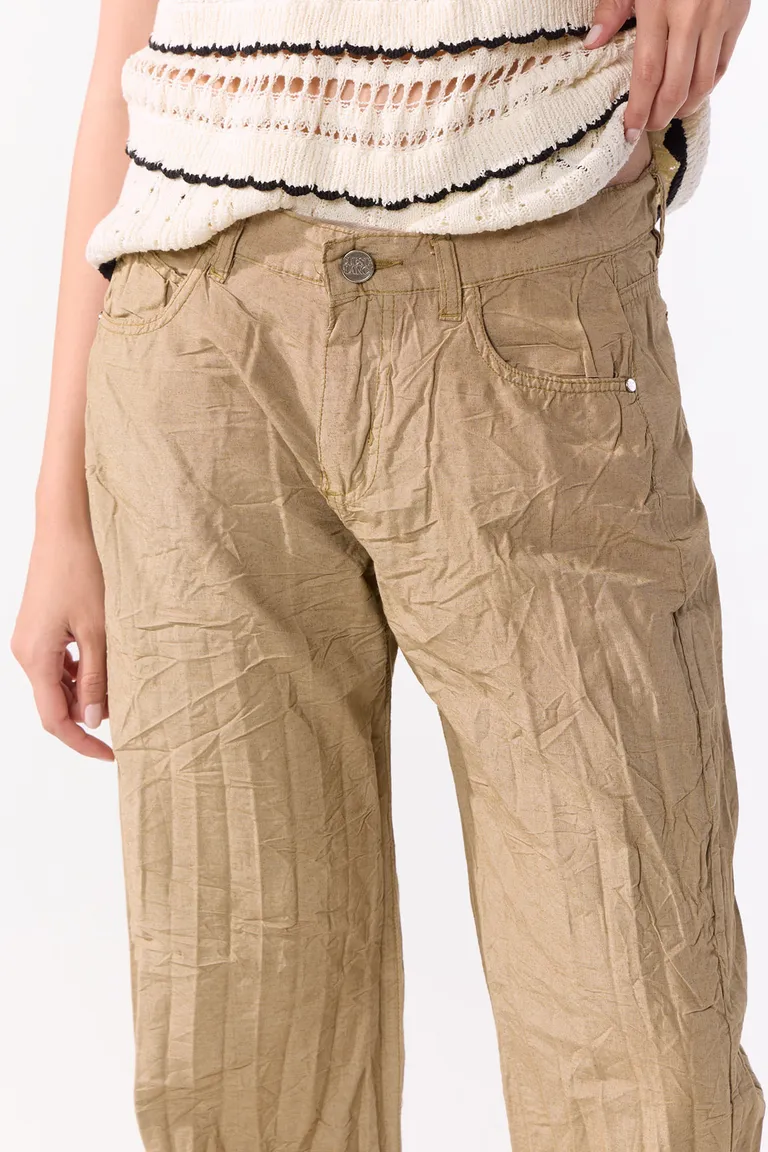 Pantalón de corte recto con diseño texturizado, tiro medio y cinco bolsillos clásicos de Cuesta Blanca en Pantalones para argentina
