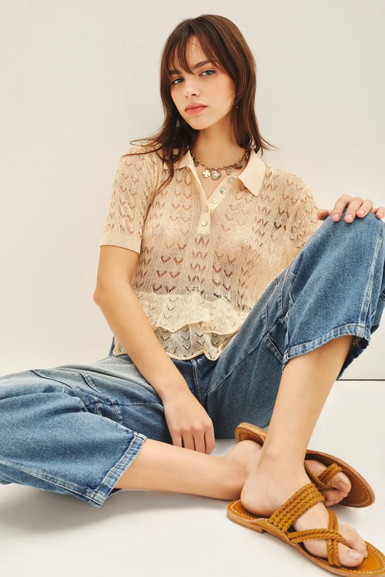 Remera tejida en punto desagujado con cuello de rib y botones símil nacar de Rapsodia en Remeras para argentina