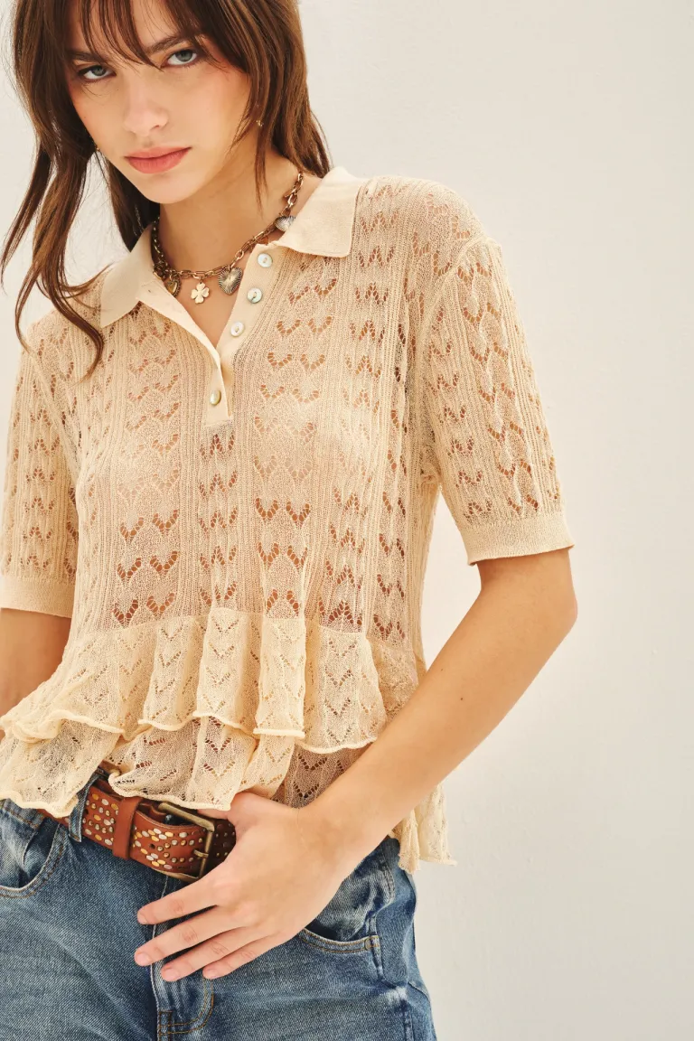 Remera tejida en punto desagujado con cuello de rib y botones símil nacar de Rapsodia en Remeras para argentina