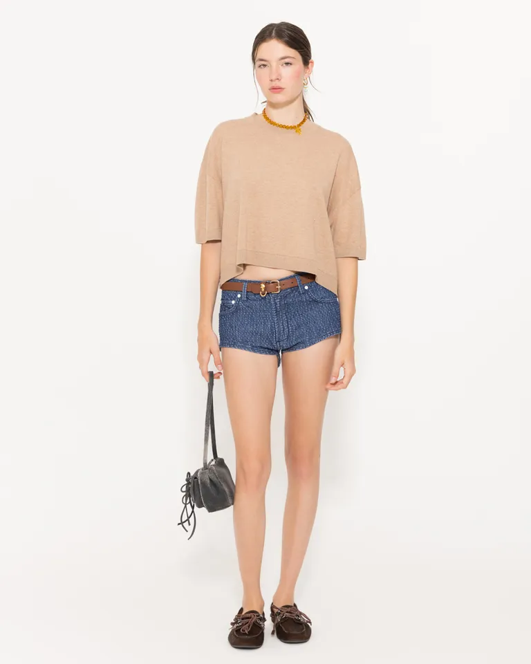 Suéter cálido y versátil en tono beige para una imagen casual y elegante de Jazmin Chebar en Buzos y Sweaters para argentina