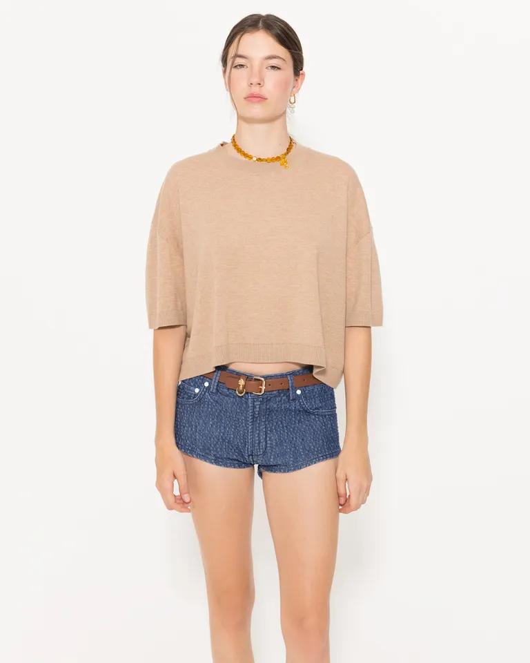 Suéter cálido y versátil en tono beige para una imagen casual y elegante de Jazmin Chebar en Buzos y Sweaters para argentina