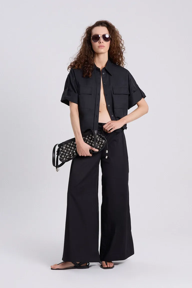 Pantalón palazzo negro de pierna ancha y corte recto con detalle de tablas delanteras de Maria Cher en Pantalones para argentina