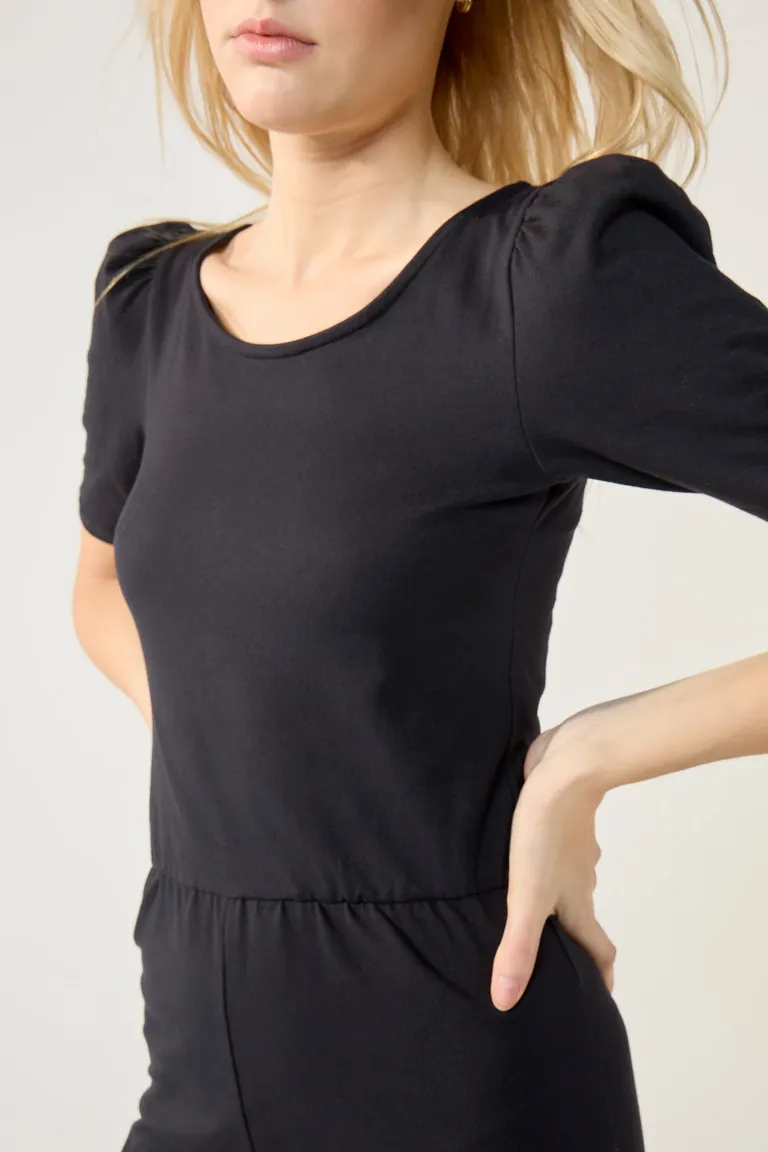 Mono largo de pierna ancha en negro con detalles fruncidos en las mangas de Cuesta Blanca en Monos para argentina