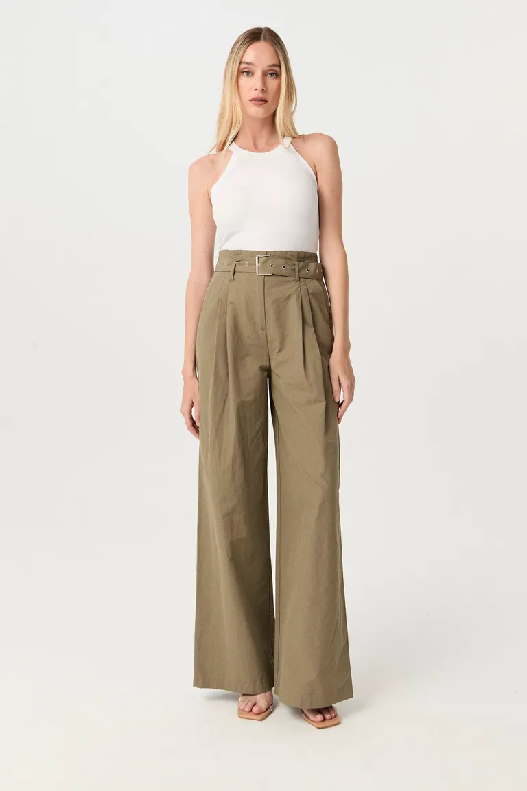 Remera blanca de ribb modal con corpiño interno para soporte y libertad de movimiento de Markova en Tops para argentina