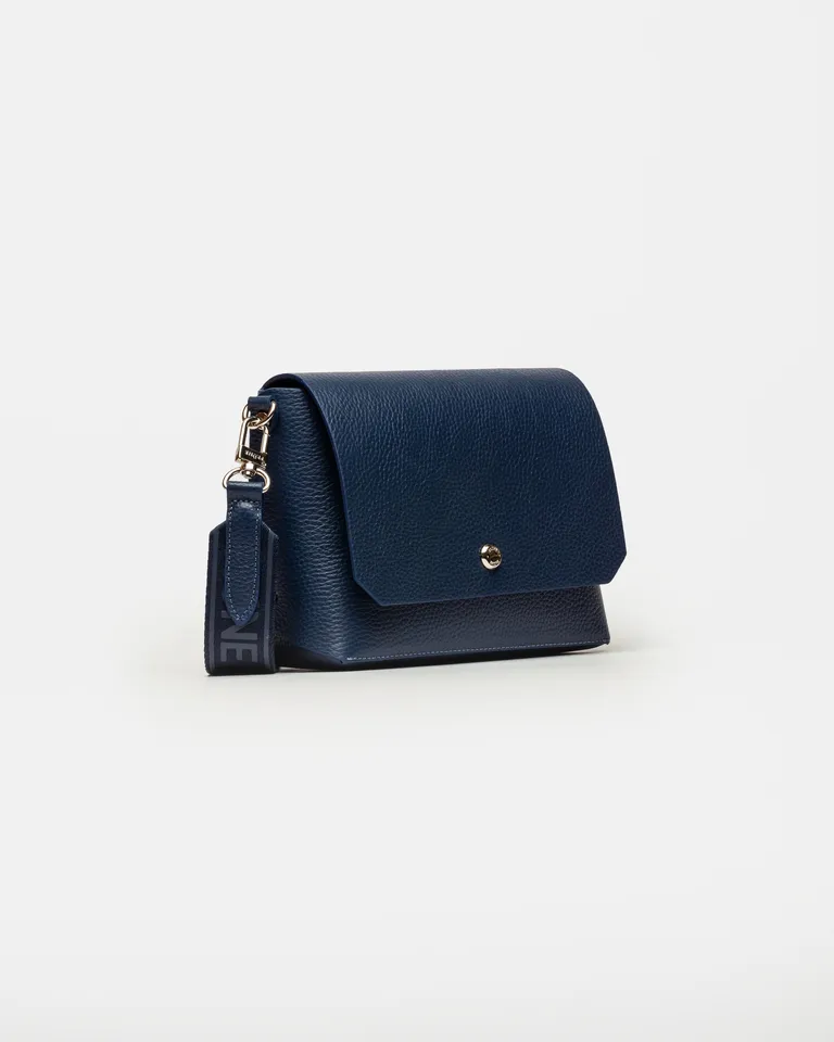 Bolso bandolera rígido de cuero graneado en color azul marino, versátil para diferentes estilos y ocasiones de Prüne en Bolsos y Carteras para argentina