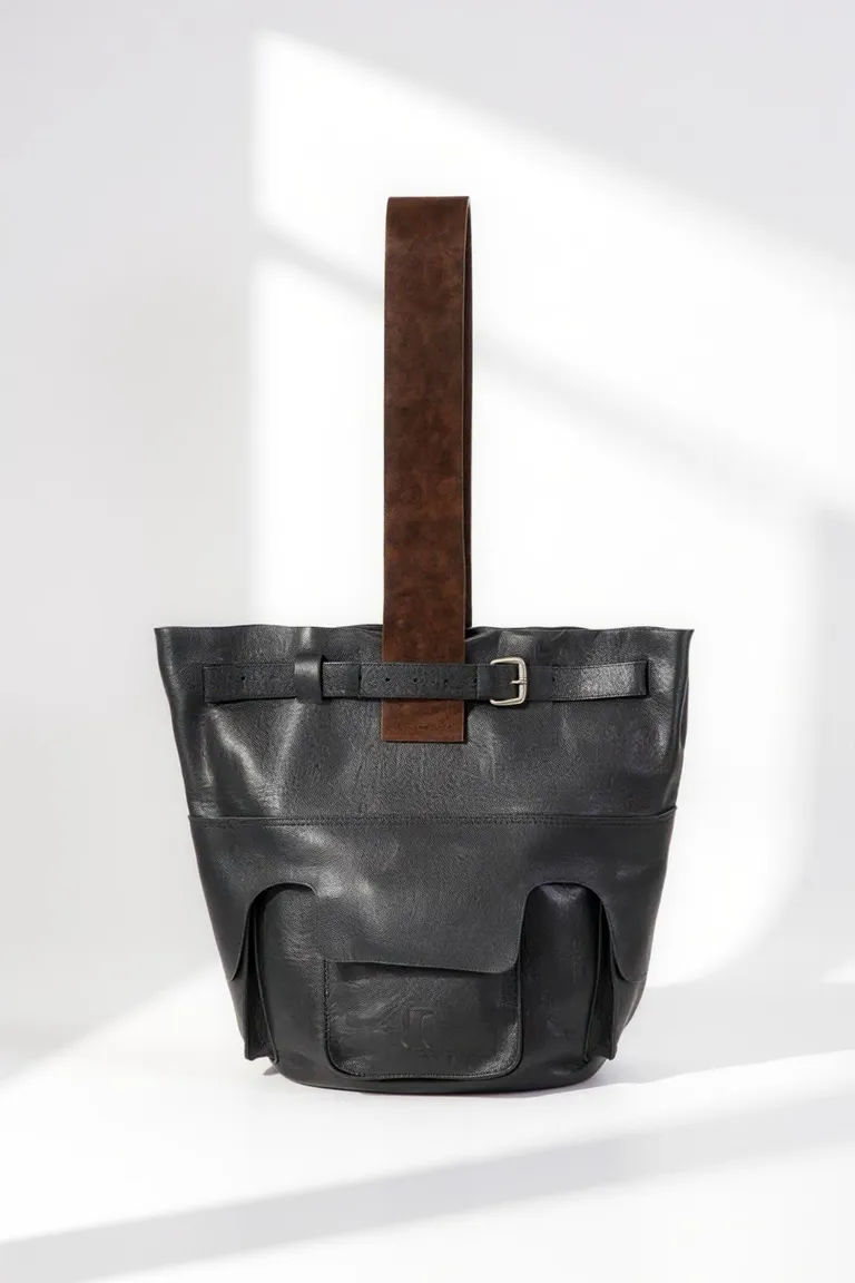 Tote de cuero negro con diseño ajustable y bolsillos laterales de Maria Cher en Bolsos y Carteras para argentina