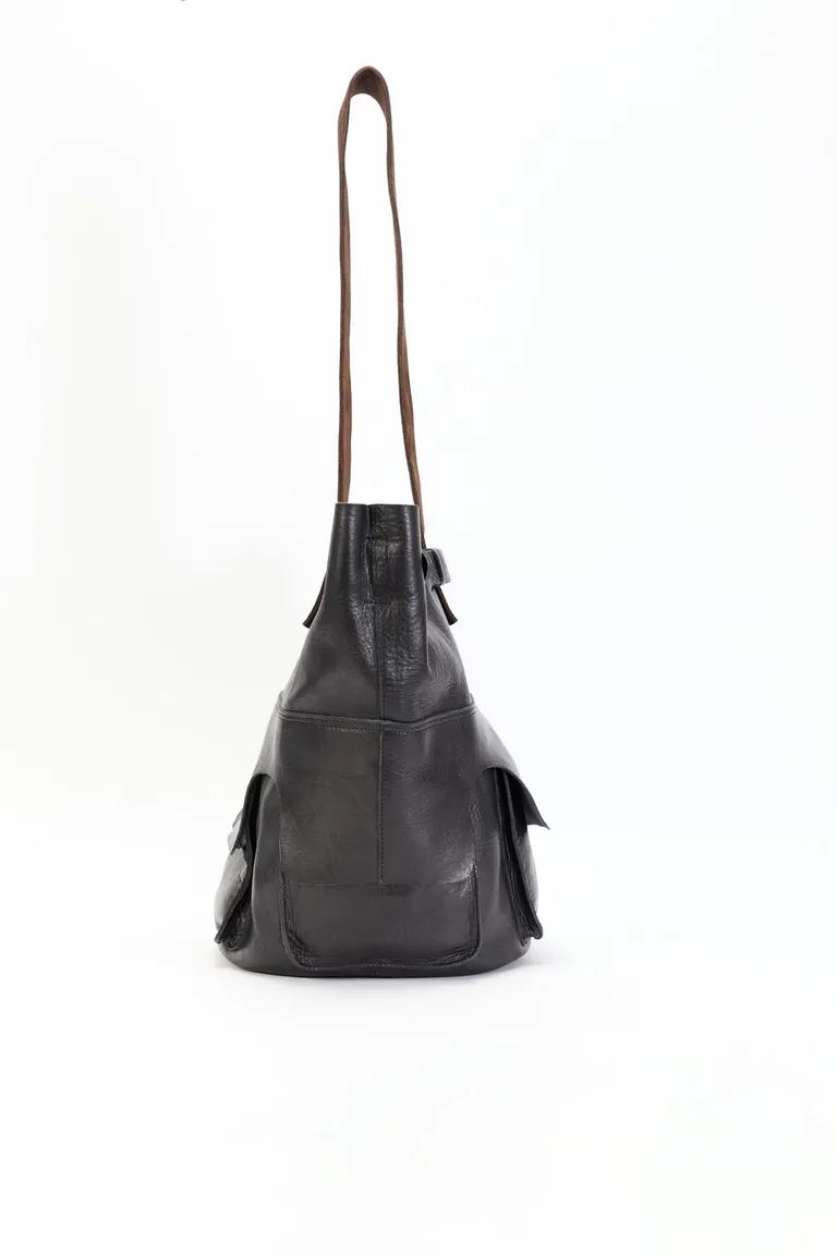 Tote de cuero negro con diseño ajustable y bolsillos laterales de Maria Cher en Bolsos y Carteras para argentina