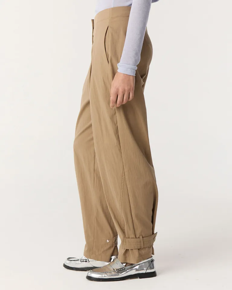 Pantalón recto de tiro medio con tablas frontales y botamanga regulable de Furzai en Pantalones para argentina