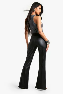 Pantalón cuero sintético acampanado de Boohoo en Pantalones para argentina