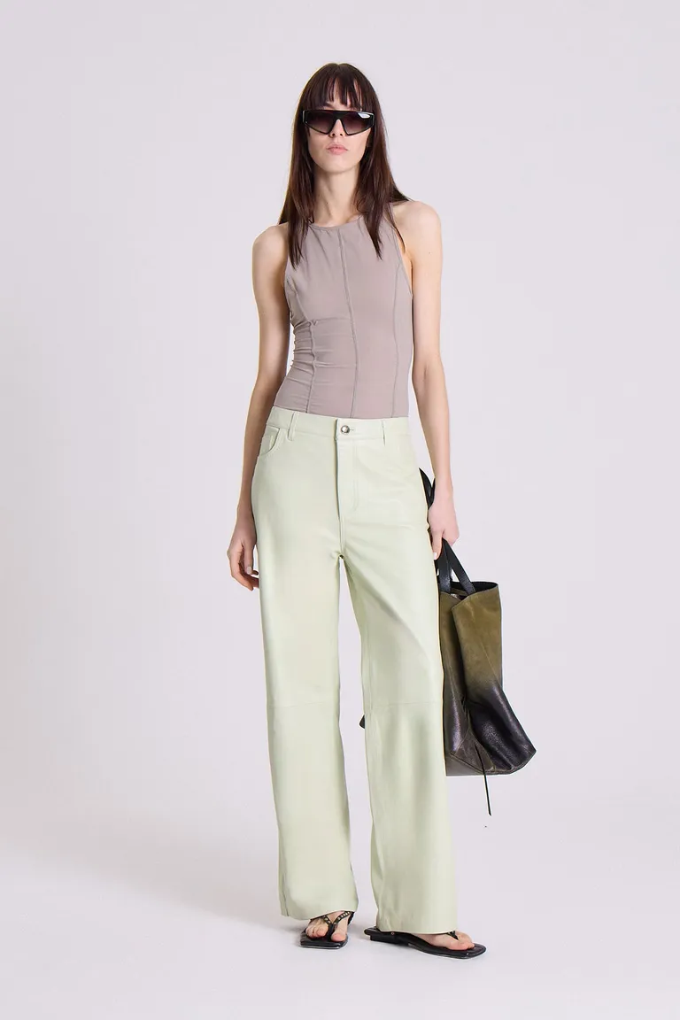 Pantalón de cuero verde de corte recto y tiro medio de Maria Cher en Pantalones para argentina