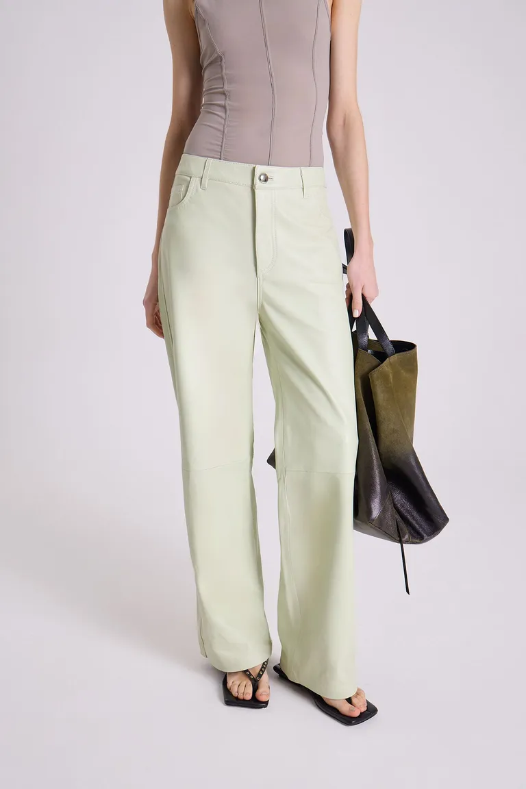 Pantalón de cuero verde de corte recto y tiro medio de Maria Cher en Pantalones para argentina
