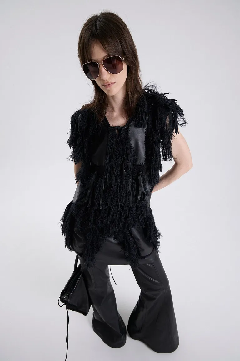 Chaleco sin mangas con frente de flecos largos y diseño de calce recto de Maria Cher en Chalecos para argentina