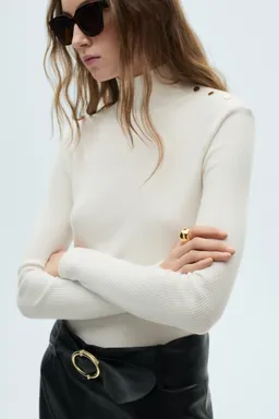 Remera canalé con botones de Mango en Buzos y Sweaters para argentina