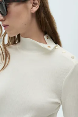 Remera canalé con botones de Mango en Buzos y Sweaters para argentina