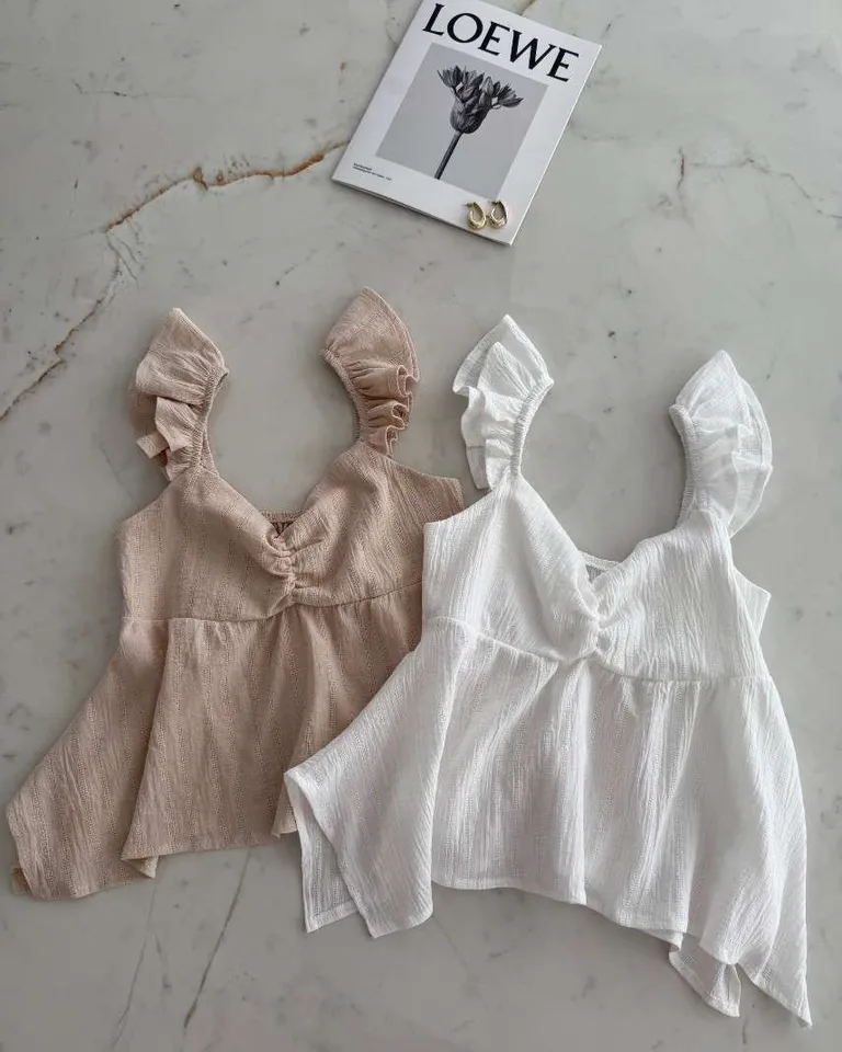 Musculosa de jacquard con volados y frunces en escote y laterales de Hesed en Tops para argentina