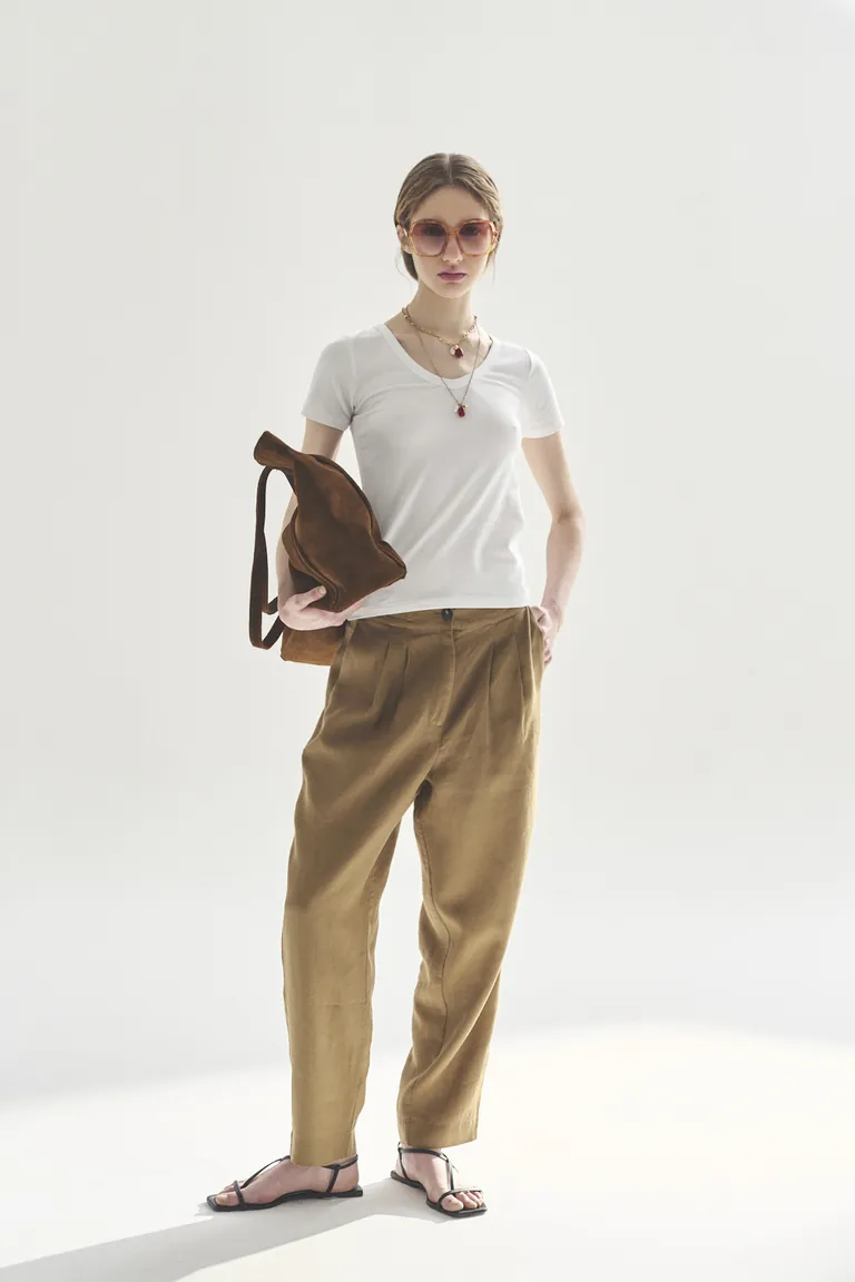 Remera básica de corte clásico en color blanco para mujer de Akiabara en Remeras para argentina