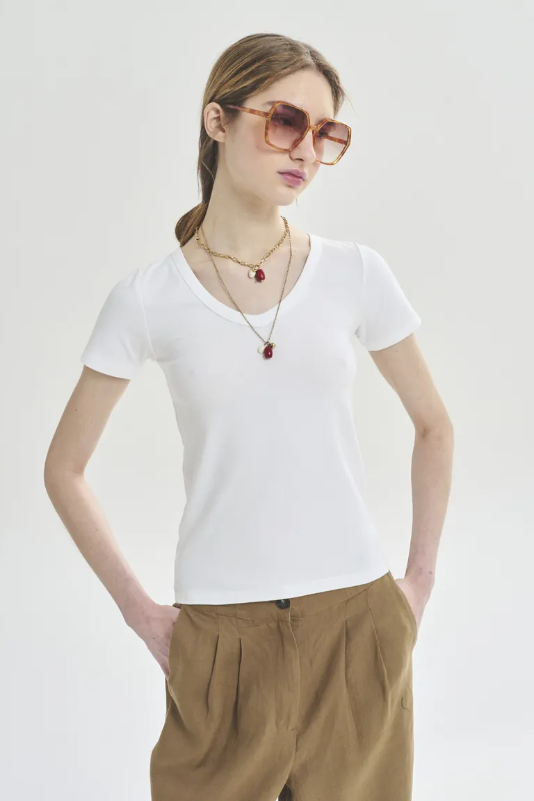 Remera básica de corte clásico en color blanco para mujer de Akiabara en Remeras para argentina