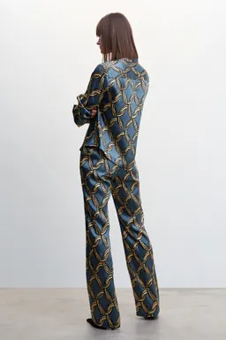 Pantalón satinado estampado de Mango en Pantalones para argentina
