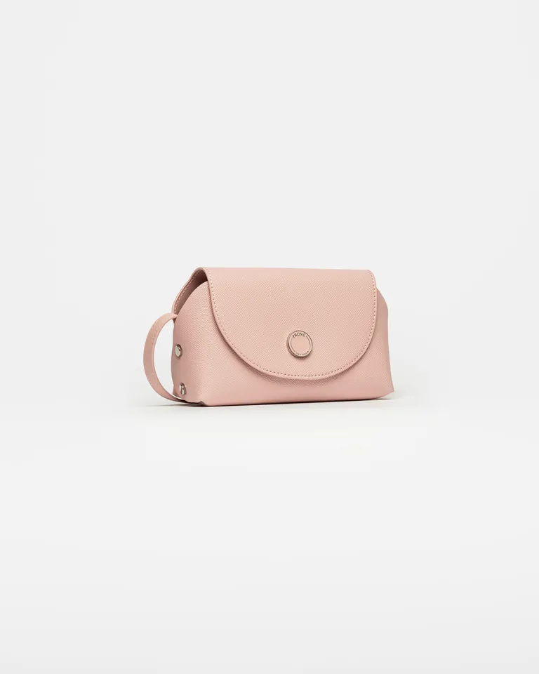 Bolso bandolera rosa de efecto cuero, diseño minimalista y versátil de Prüne en Bolsos y Carteras para argentina