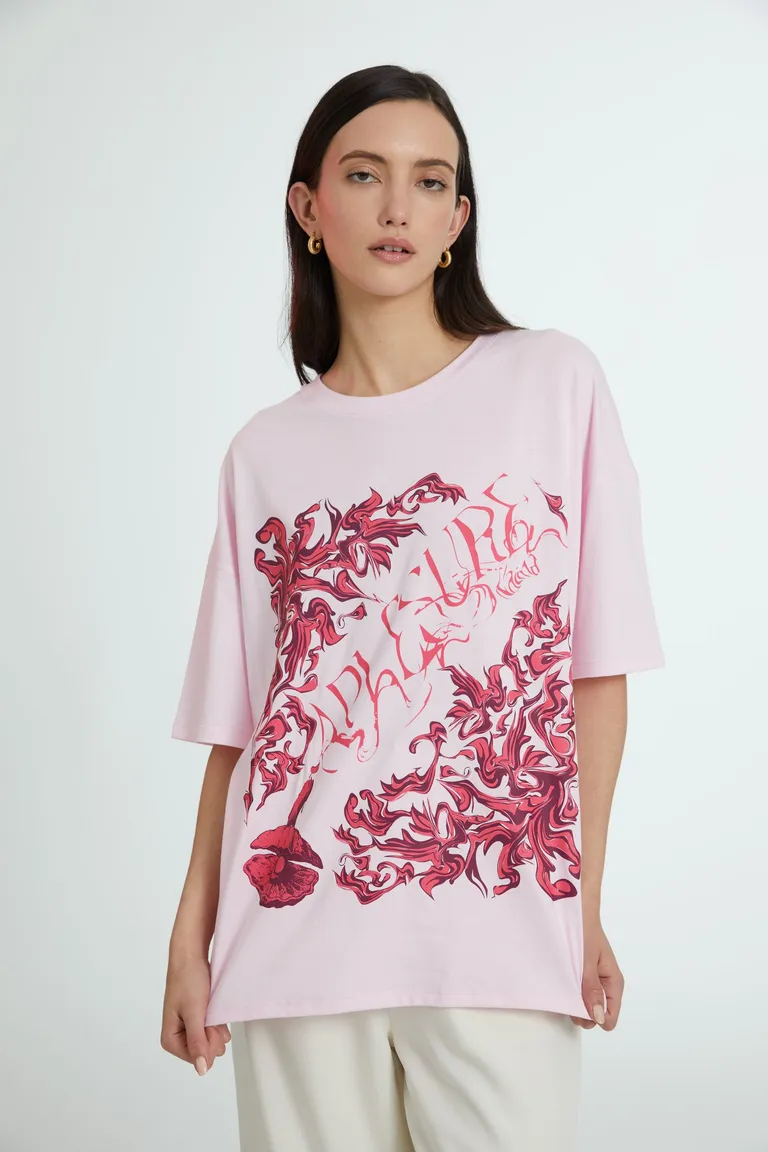 Remera de corte oversize con estampado exclusivo en tono rosa de Naíma en Remeras para argentina