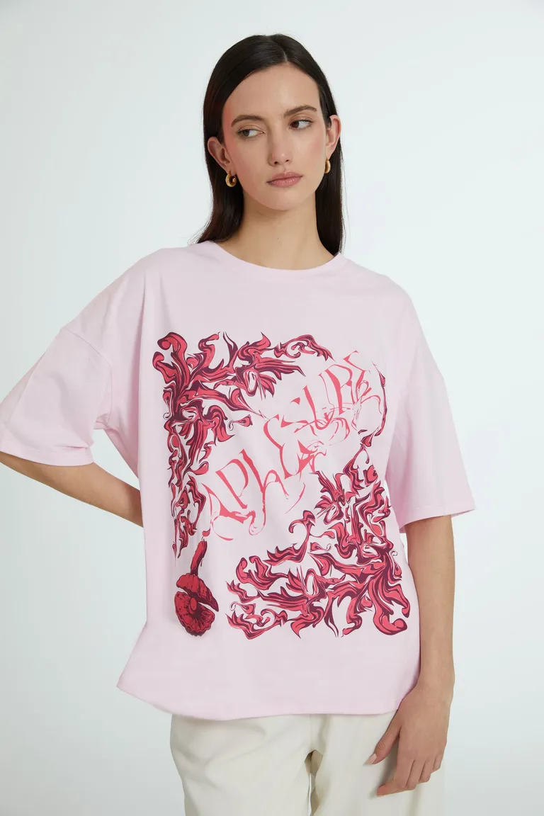 Remera de corte oversize con estampado exclusivo en tono rosa de Naíma en Remeras para argentina