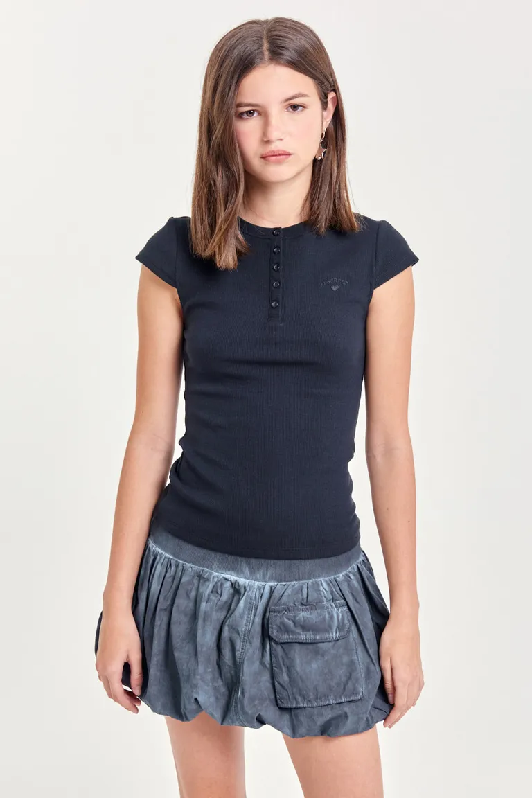 Falda corta con diseño balloon y terminación washed para un look moderno y urbano de 47 Street en Faldas para argentina