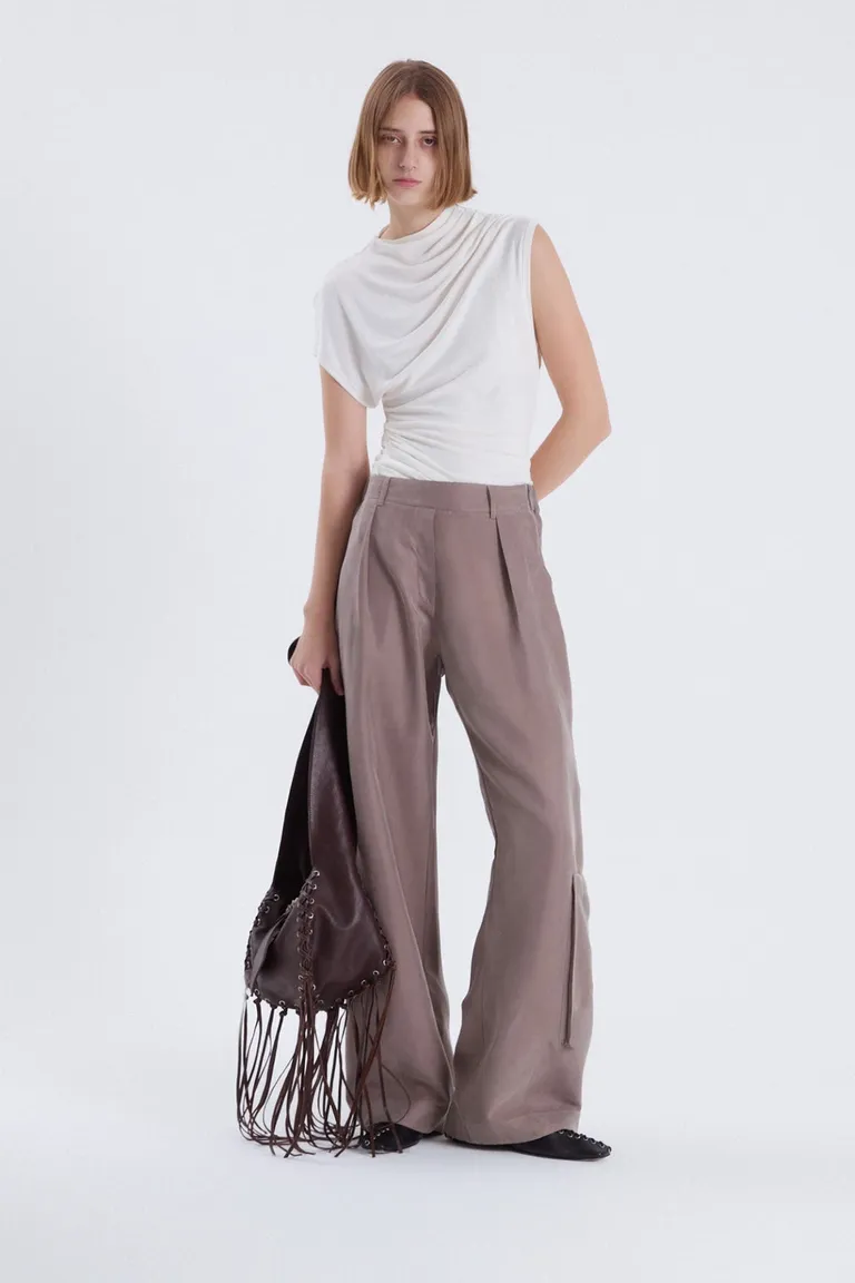 Pantalón amplio con pliegues en la cintura en tonos moka para un look urbano y elegante de Maria Cher en Pantalones para argentina