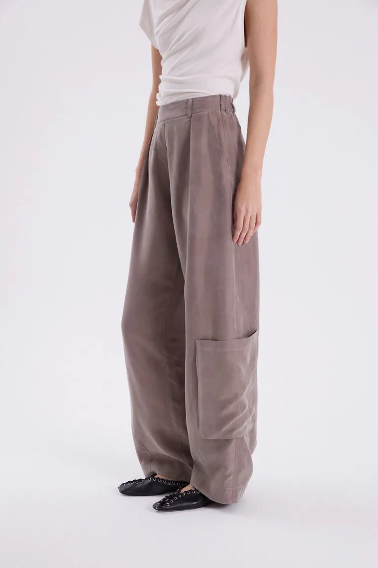 Pantalón amplio con pliegues en la cintura en tonos moka para un look urbano y elegante de Maria Cher en Pantalones para argentina