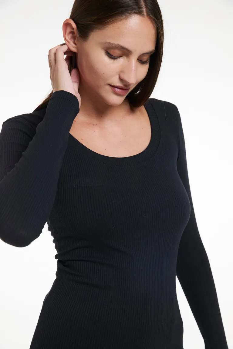 Remera de mujer entallada con mangas largas y cuello redondo amplio de Justaosadia en Remeras para argentina