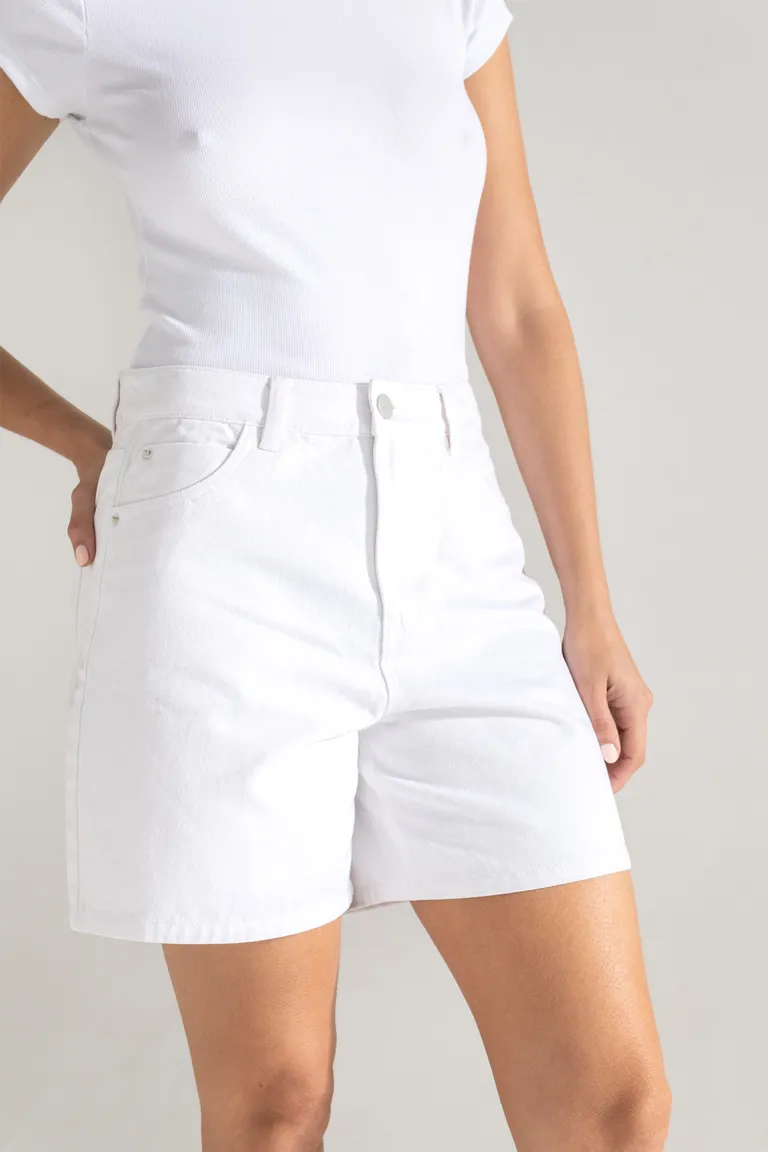 Shorts blancos de corte regular - Prenda versátil y chic para el verano de Akiabara en Shorts para argentina