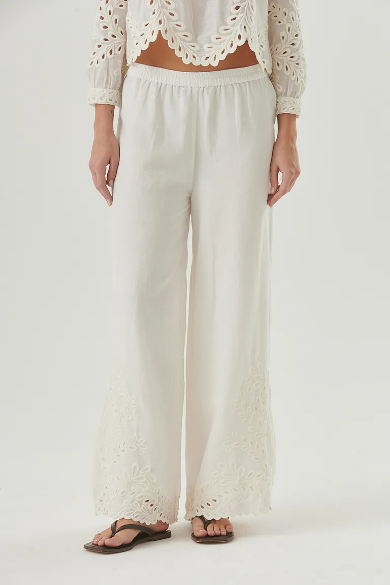 Pantalón ancho y fluido con bordados, perfecta opción para un estilo de verano cómodo y elegante de Sweet en Pantalones para argentina