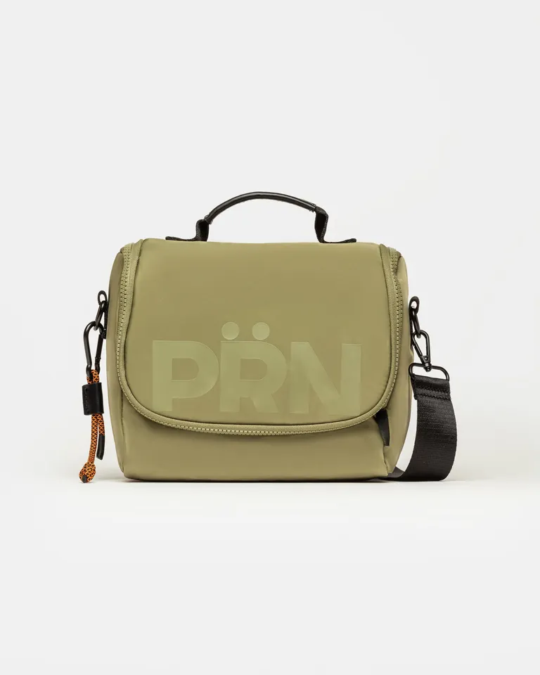 Cartera de nylon verde en tono claro con asas y correa ajustable para transporte cómodo de Prüne en Bolsos y Carteras para argentina