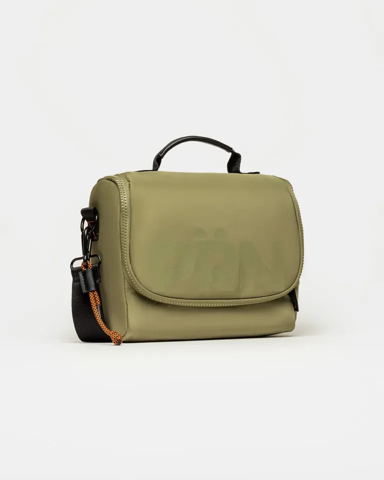 Cartera de nylon verde en tono claro con asas y correa ajustable para transporte cómodo de Prüne en Bolsos y Carteras para argentina