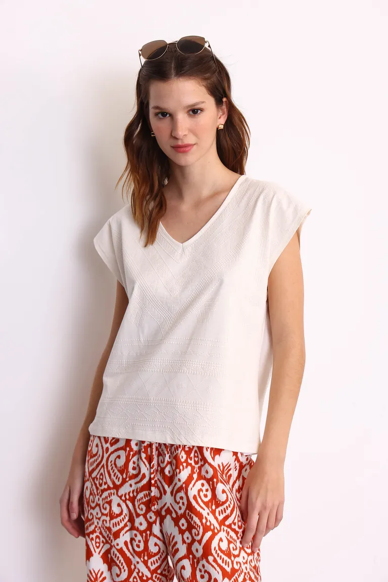 Remera étnica blanca con diseño original y relieve en estampado de Yagmour en Remeras para argentina