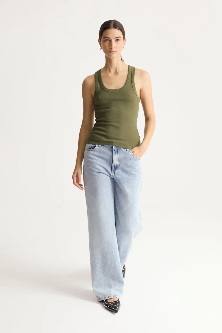 Remera ajustada verde oliva con bordado en la espalda de Portsaid en Remeras para argentina