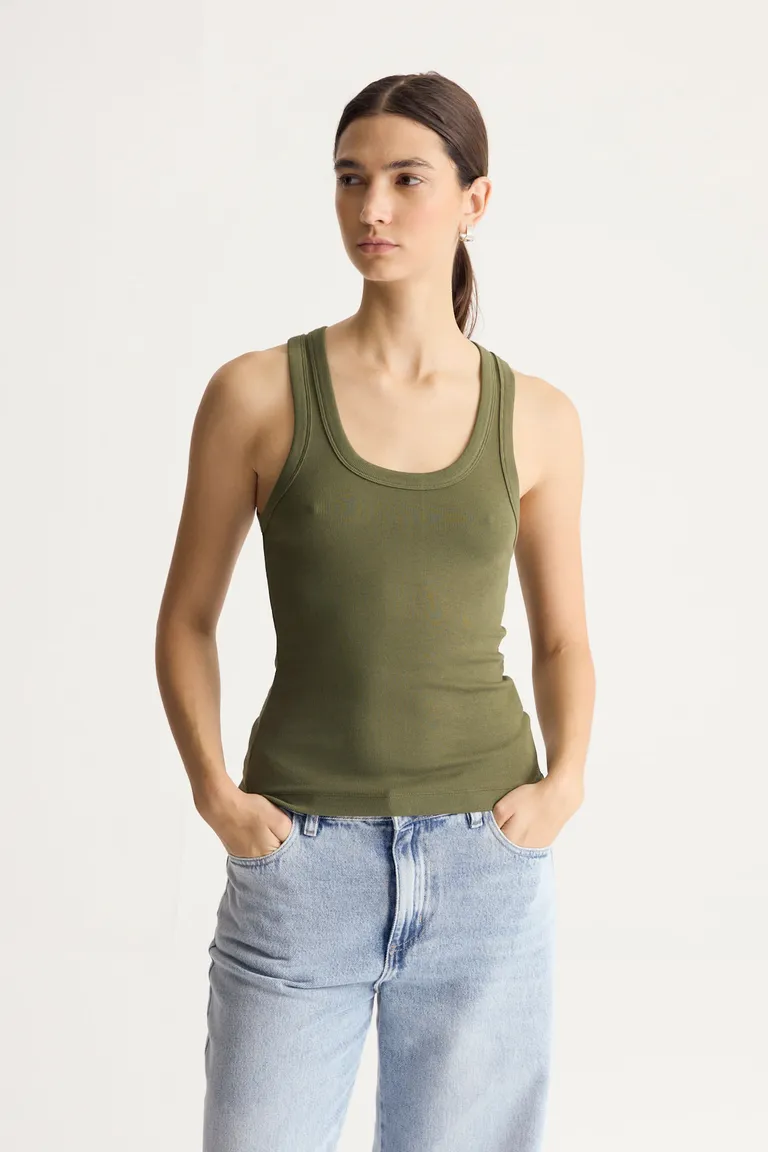 Remera ajustada verde oliva con bordado en la espalda de Portsaid en Remeras para argentina