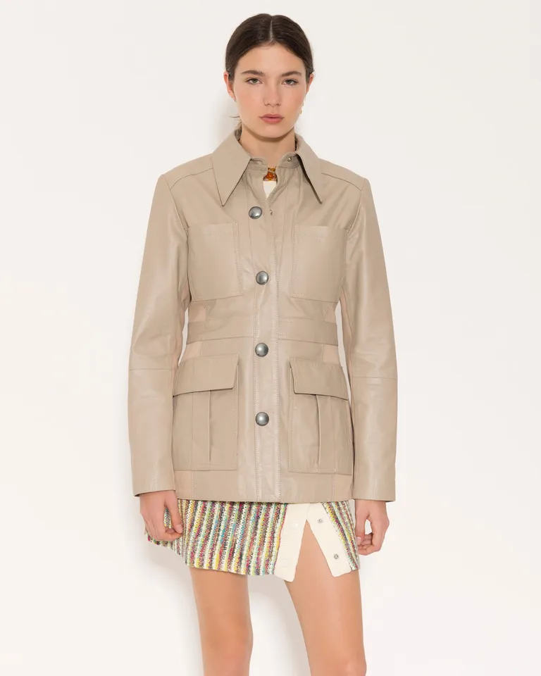 Chaqueta de cuero vacuno con detalles en gabardina para un look sofisticado de Jazmin Chebar en Chaquetas para argentina