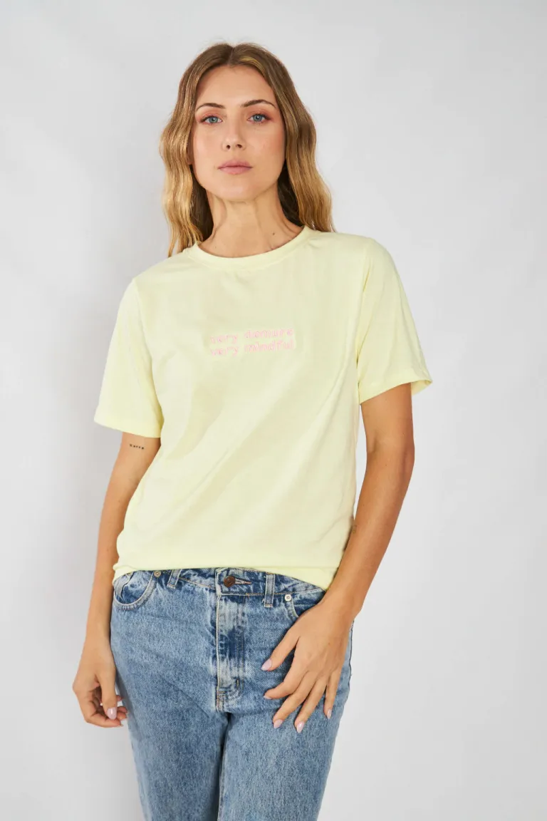 Remera bordada de algodón en diseño moderno y elegante para mujer de Belle en Remeras para argentina