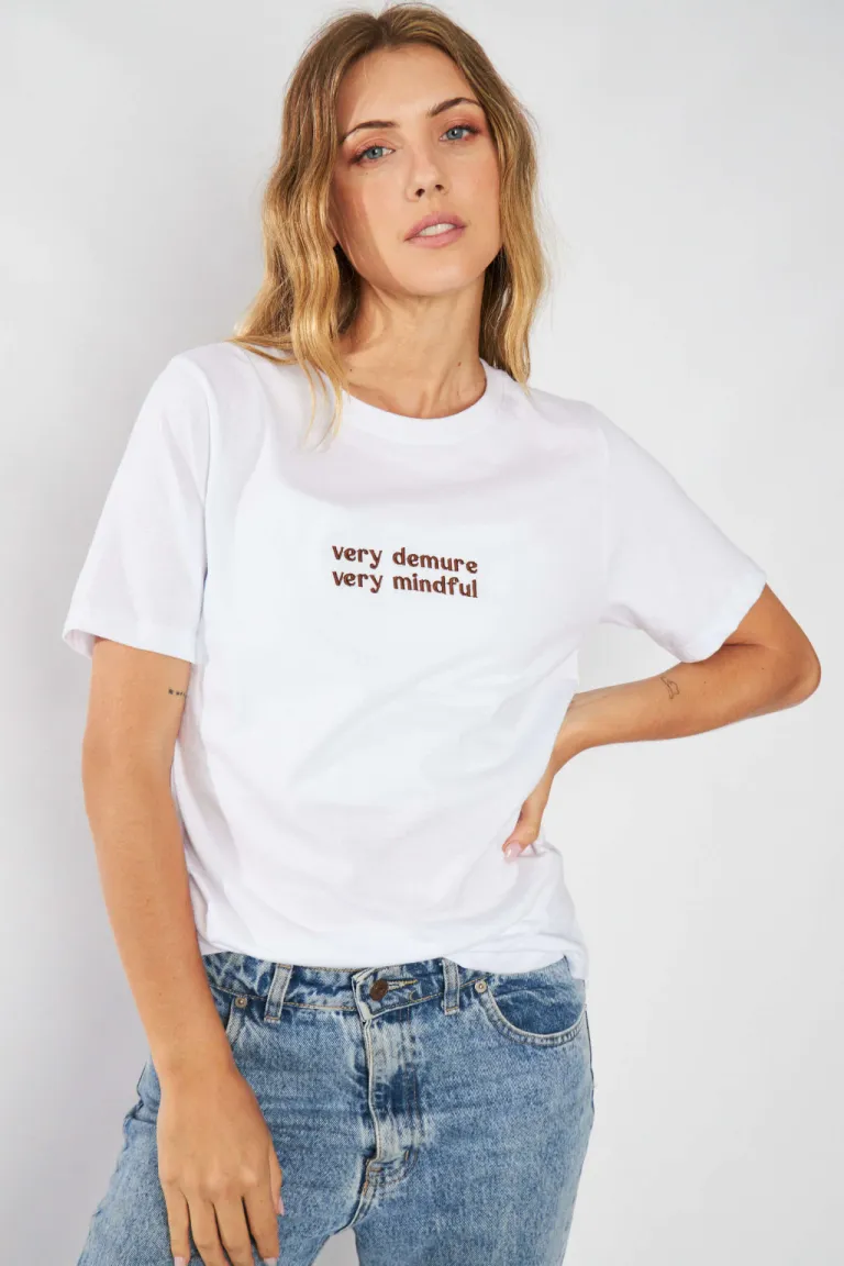 Remera bordada de algodón en diseño moderno y elegante para mujer de Belle en Remeras para argentina