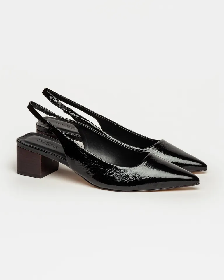 Stiletto de cuero charol negro con taco cuadrado y diseño contemporáneo de Prüne en Zapatos con Tacos para argentina