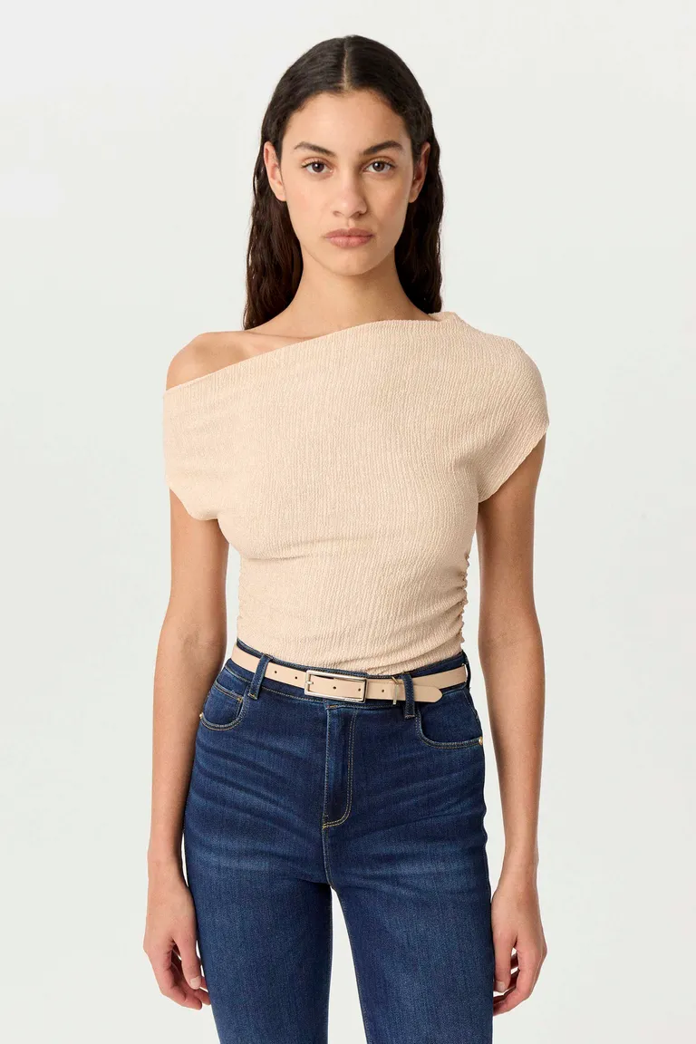 Remera de punto fantasía 3D con corte asimétrico y escote diagonal de Markova en Remeras para argentina