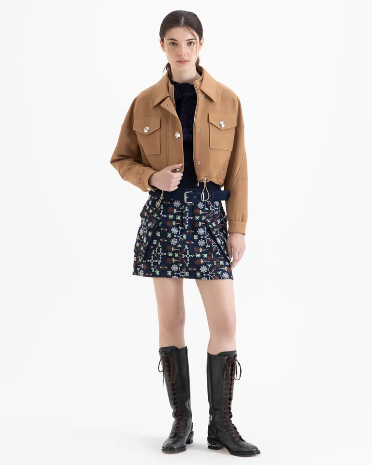 Chaqueta corta de diseño estructurado con bolsillos frontales, cuello camisero y ajuste en cintura con cordón elástico de Jazmin Chebar en Chaquetas para argentina