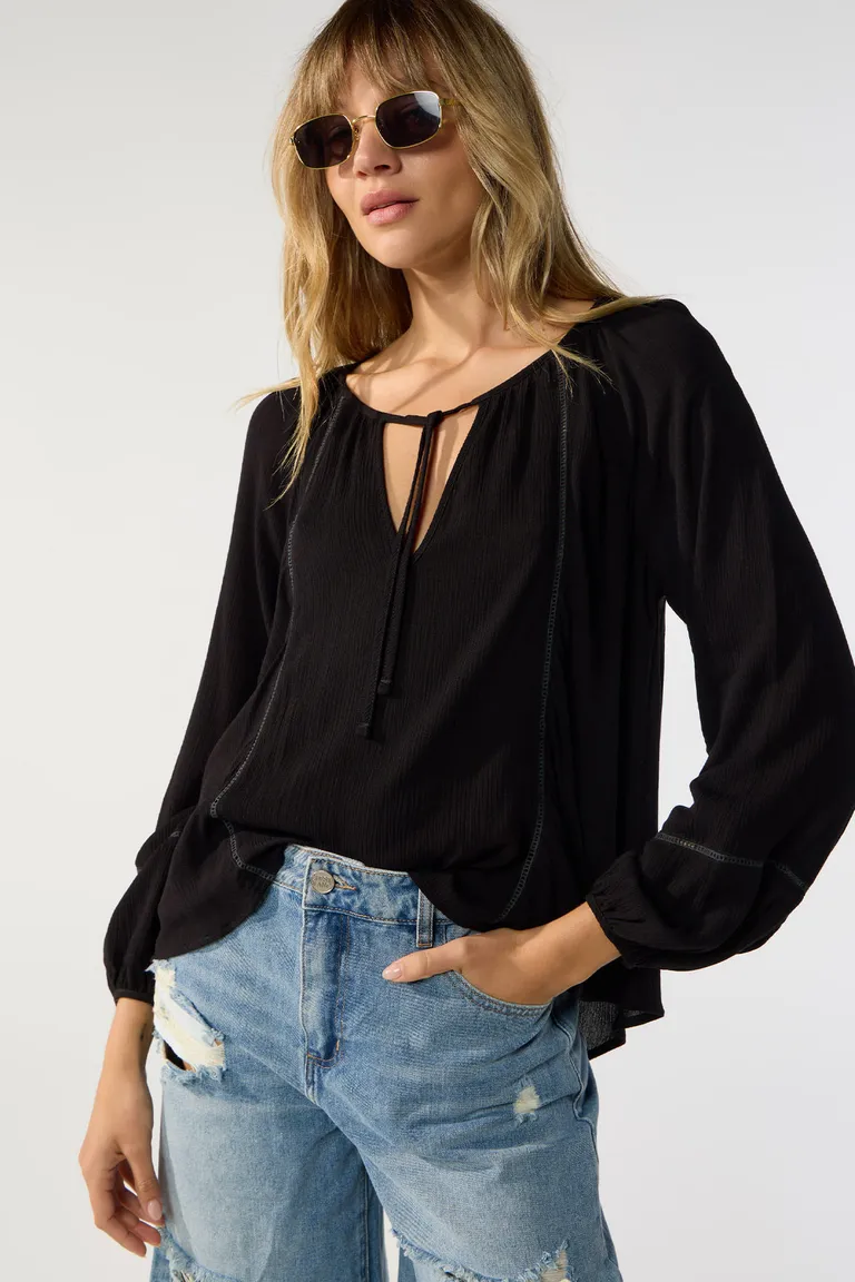 Blusa negra de bambula con escote fruncido y mangas abullonadas de Cuesta Blanca en Blusas para argentina