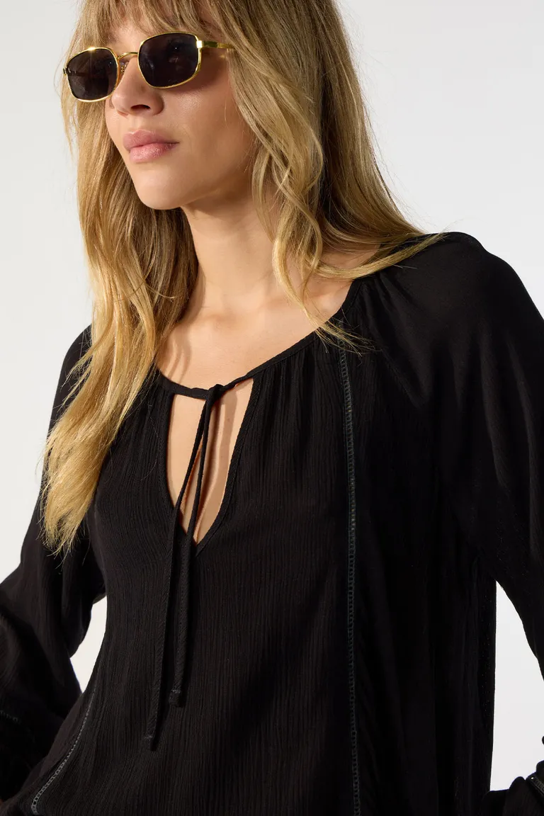 Blusa negra de bambula con escote fruncido y mangas abullonadas de Cuesta Blanca en Blusas para argentina