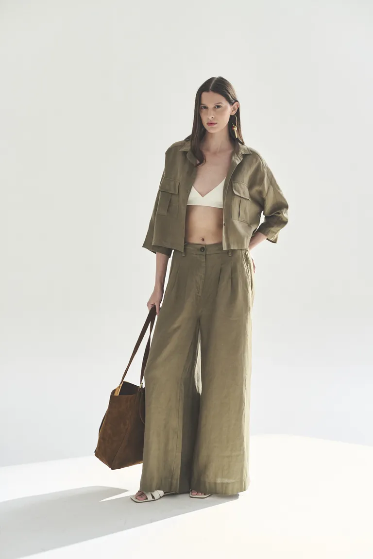 Camisa marrón de corte relajado para mujer, versátil y cómoda de Akiabara en Camisas para argentina