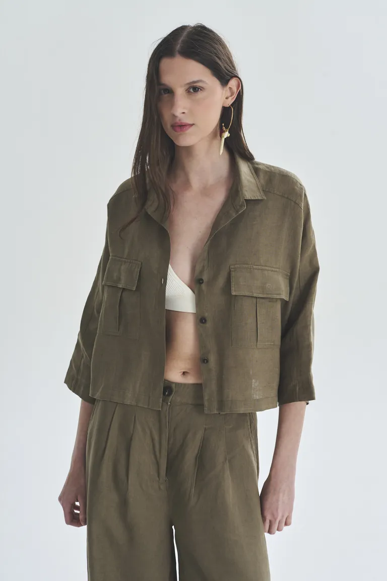 Camisa marrón de corte relajado para mujer, versátil y cómoda de Akiabara en Camisas para argentina