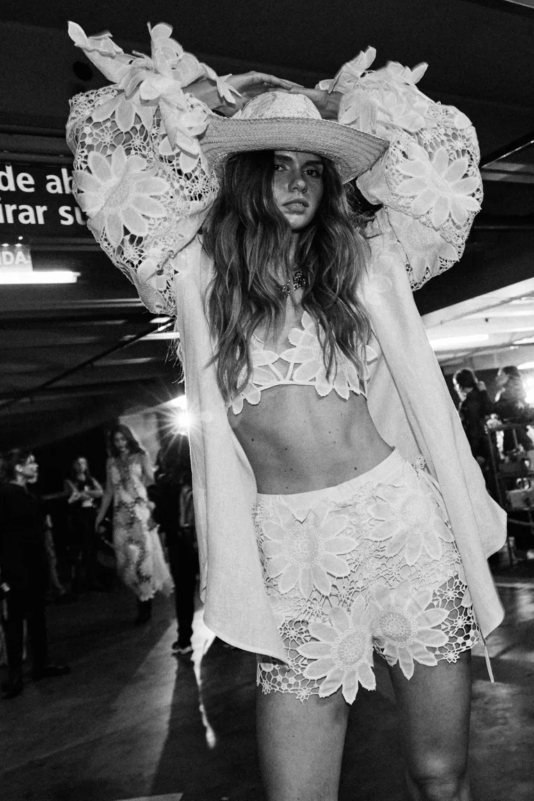 Conjunto de falda y top de broderie blanco para mujer, con diseño floral y mangas abullonadas de Allo Martinez en Swimwear y Beachwear para argentina